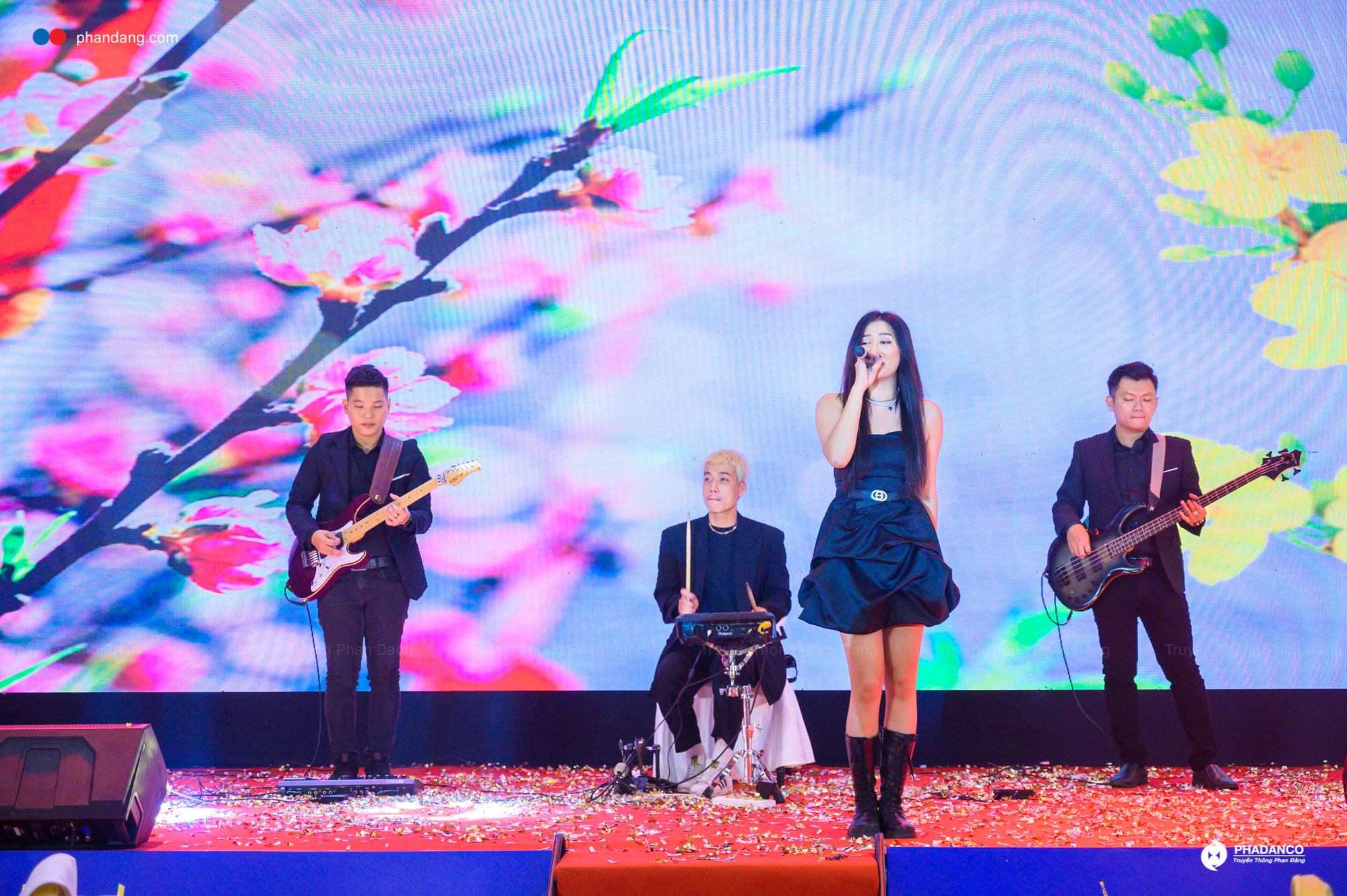 Ban nhạc acoustic Truyền thông Phan Đăng biểu diễn