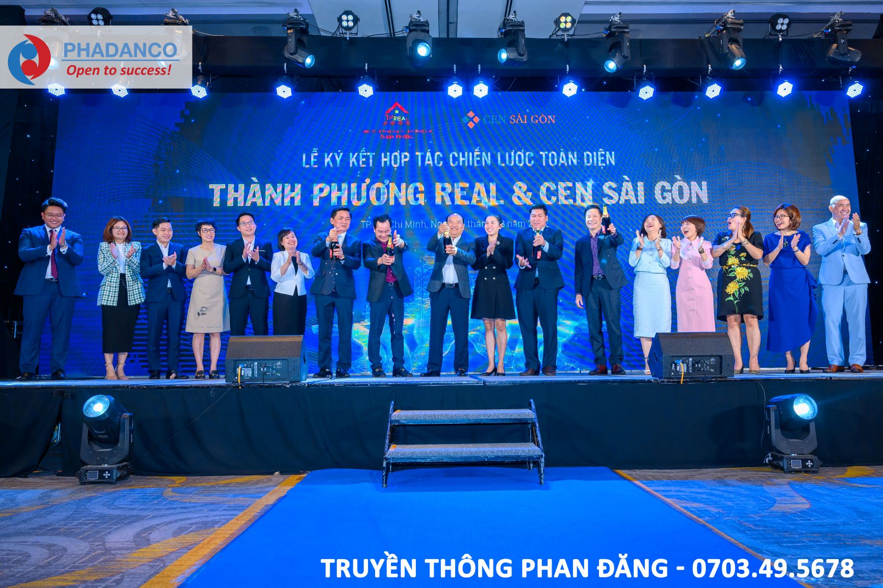 Khui champagne chúc mừng lễ ký kết hợp tác chiến lược Thành Phương Real và Cen Sài Gòn