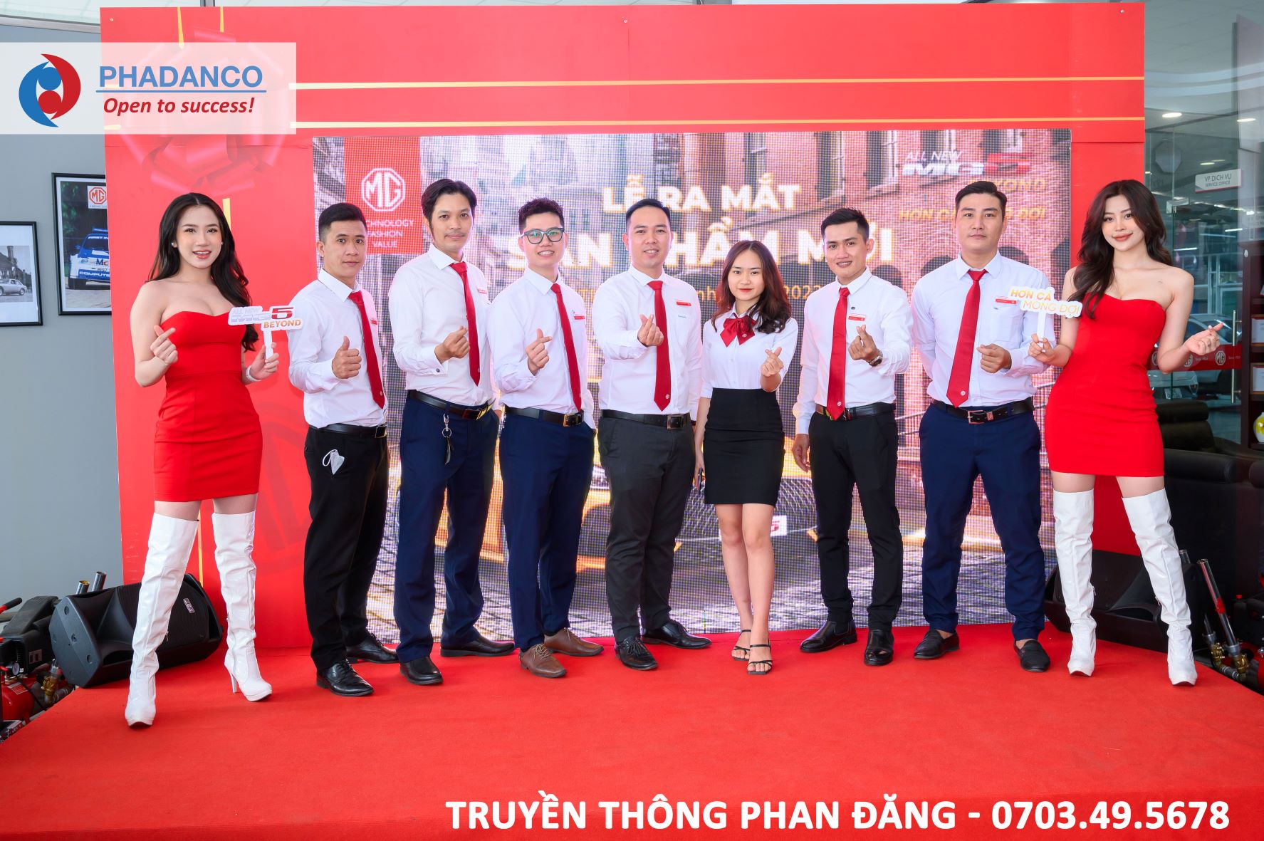 Chụp ảnh lưu niệm tại Lễ ra mắt sản phẩm mới MG Đông Sài Gòn
