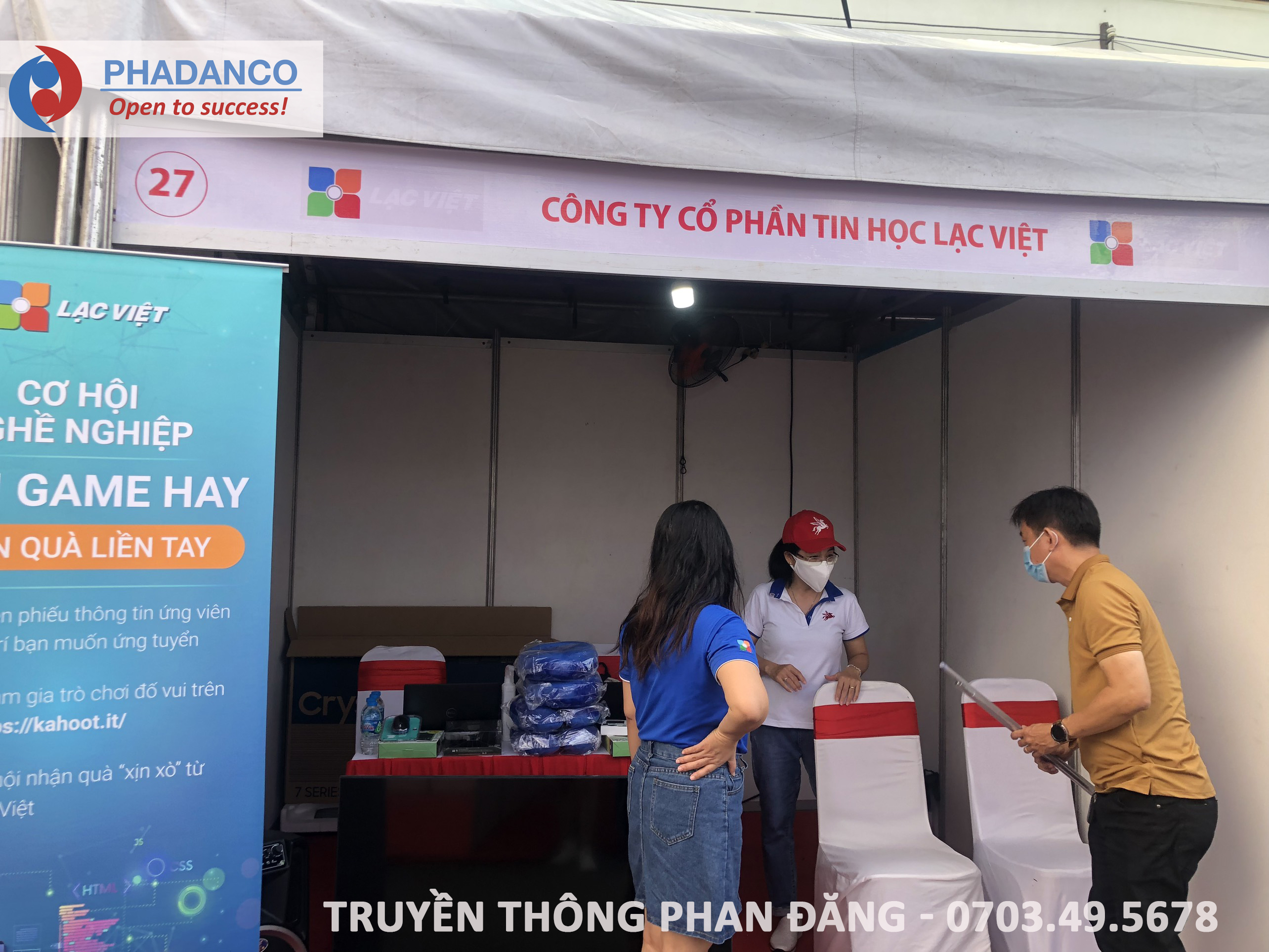 Tư vấn việc làm tại gian hàng công ty cổ phần tin học Lạc Việt