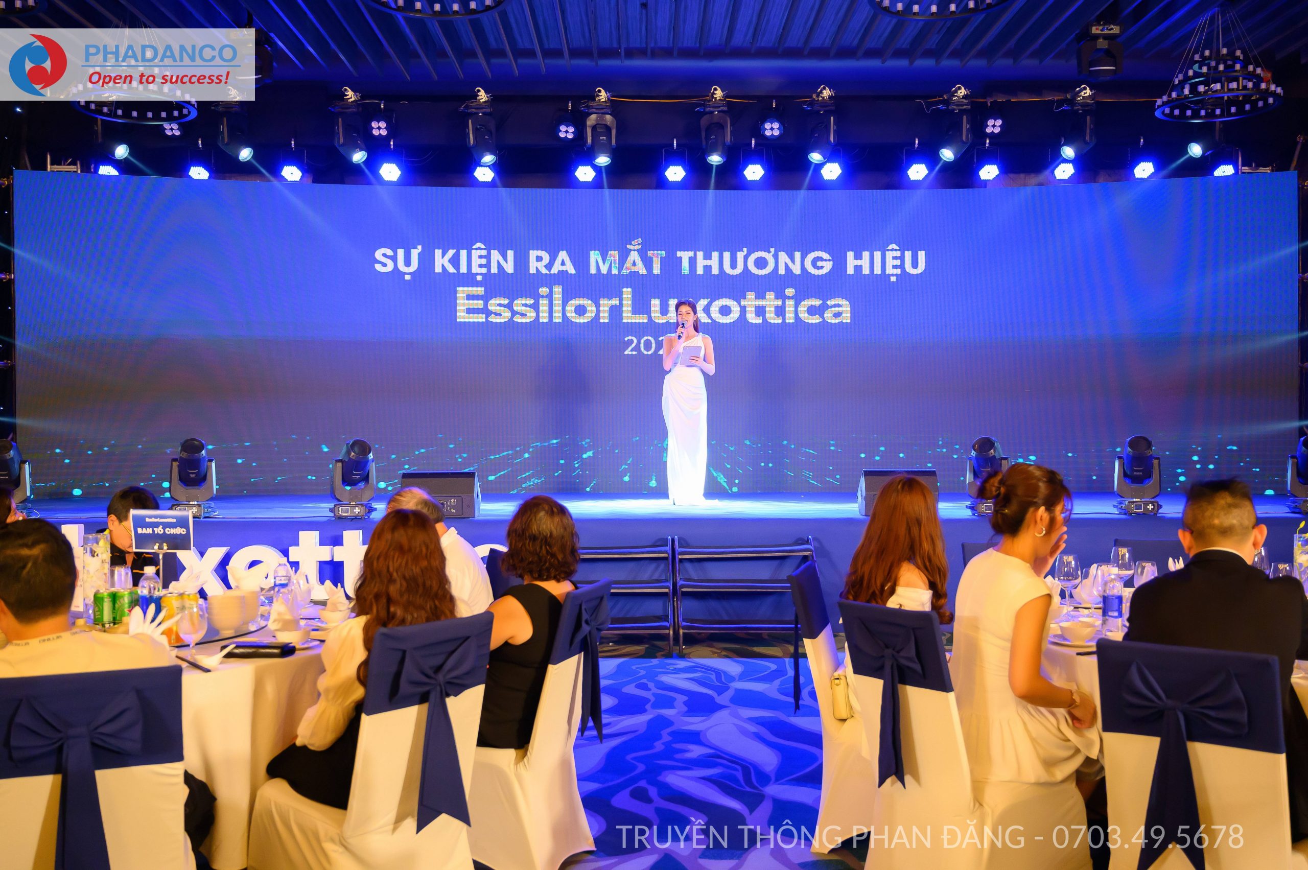 MC dẫn sự kiện ra mắt thương hiệu essilor luxottica
