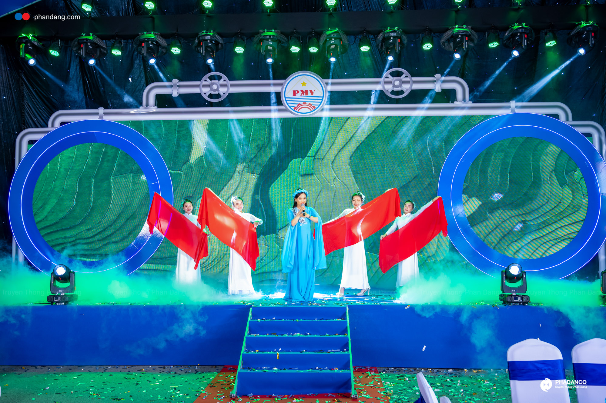 Tiết mục biểu diễn ca sĩ Sông Thao thể hiện tại Tổ chức lễ khánh thành nhà máy